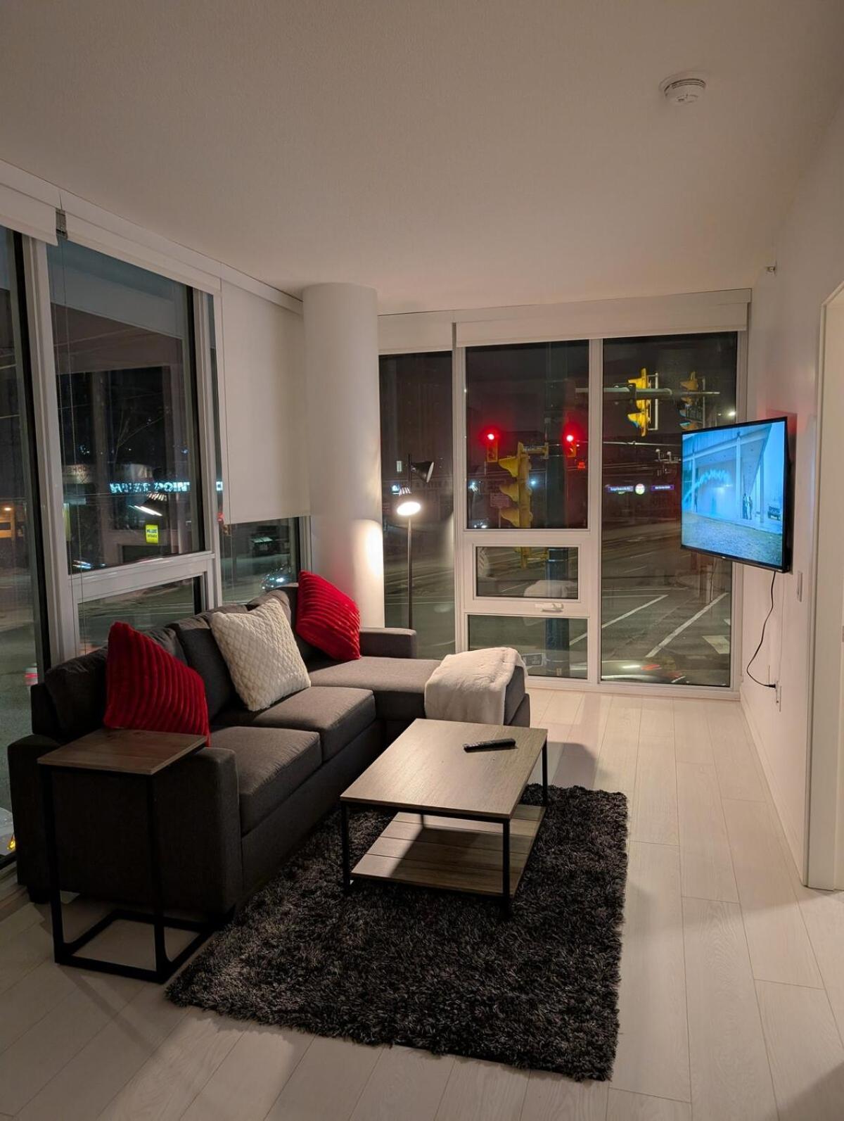 Modern 2 Bedroom Condo With Ac In Olympic Village Vancouver Eksteriør bilde